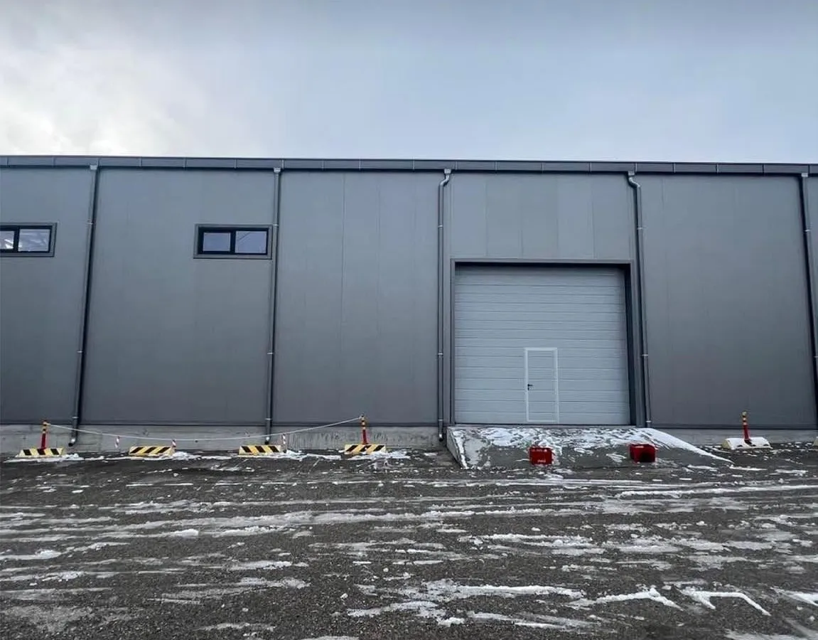 Pamja e jashtme, depo dhe showroom me qira në Zonën Industriale, Prishtinë, Ref B304 (1/5)