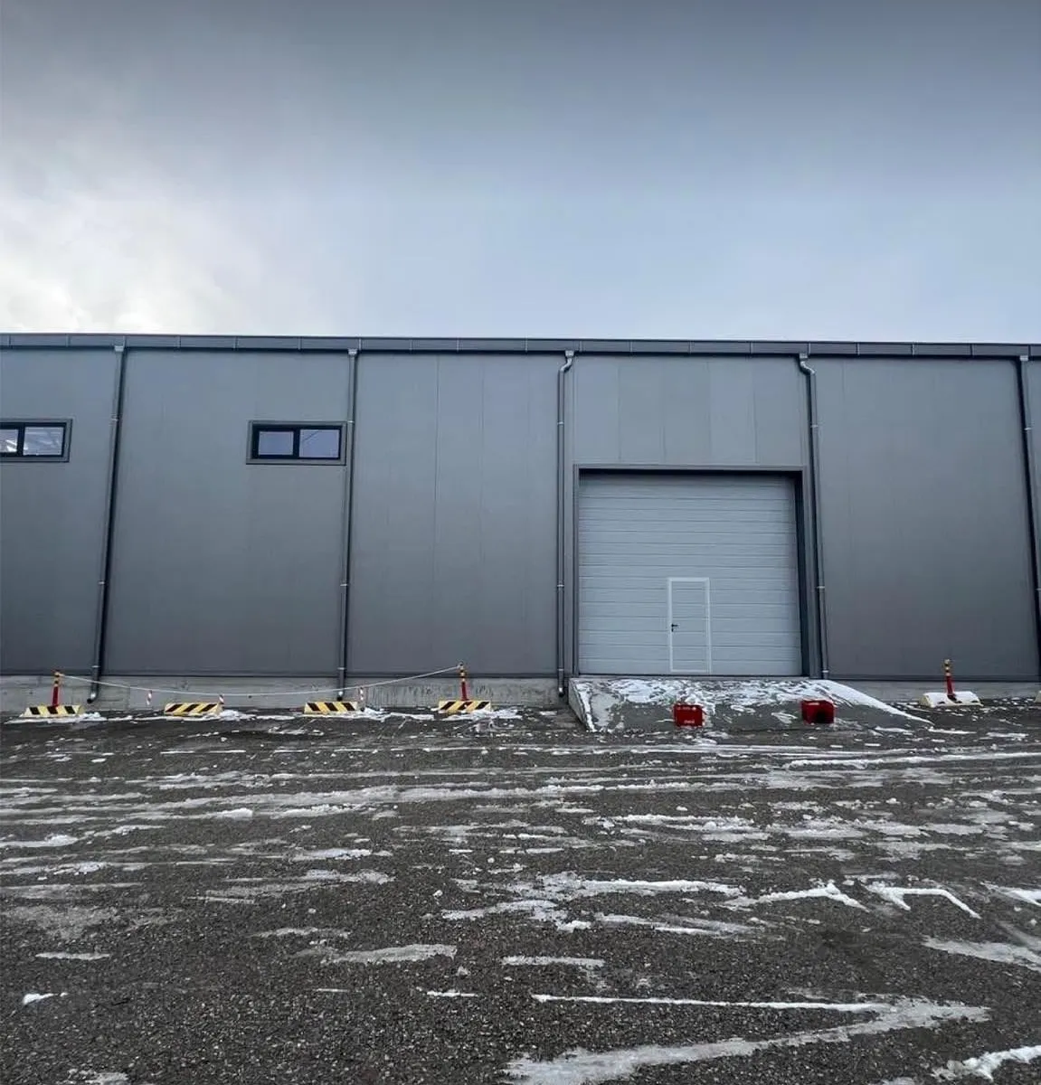 Pamja e jashtme, depo dhe showroom me qira në Zonën Industriale, Prishtinë, Ref B304 (1/5)