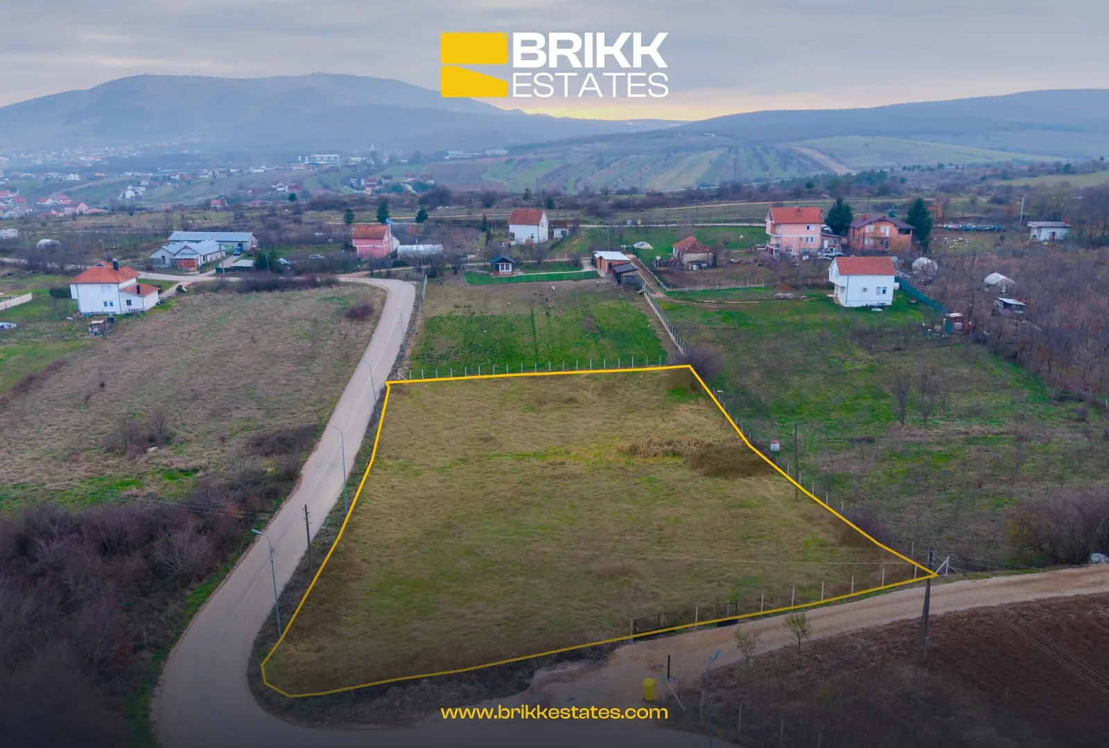 Pamje nga lart, tokë në shitje në Sllatinë, Fushë Kosovë, Ref B332 (1/4)