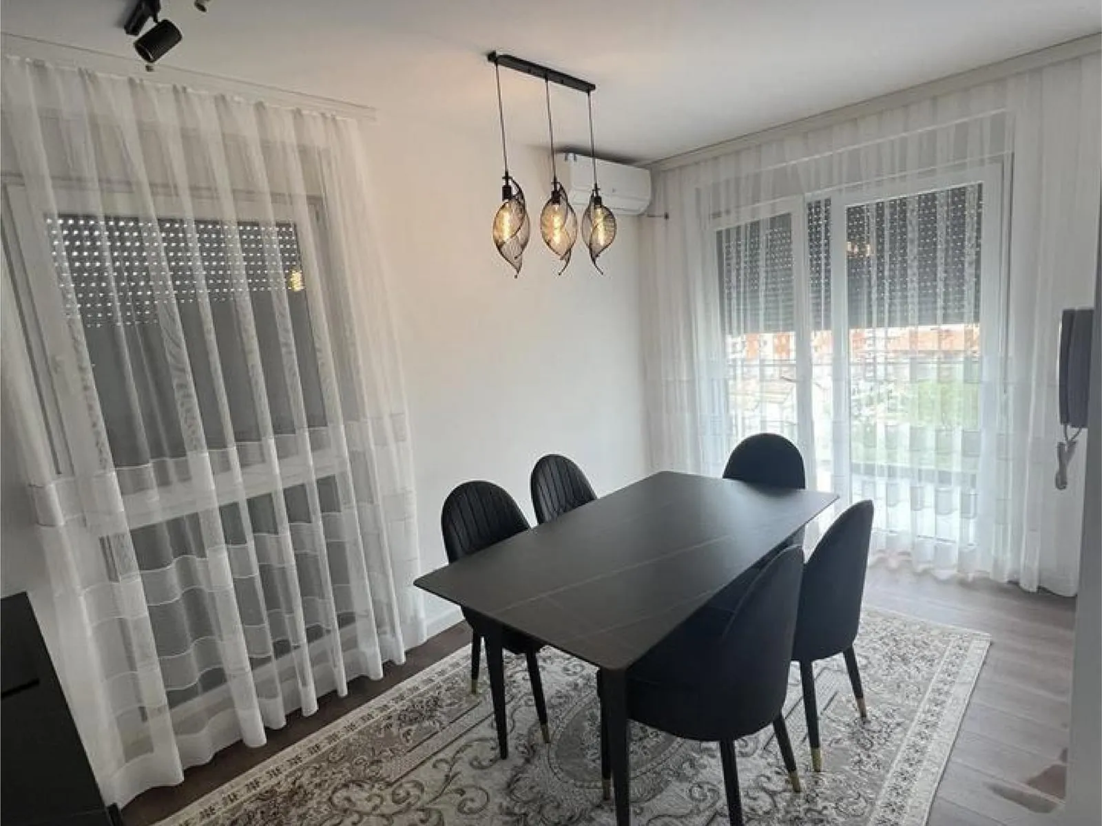 Tryezaria, banesë me qira në Lagjen e Spitalit, Prishtinë, Ref B306 (3/10)