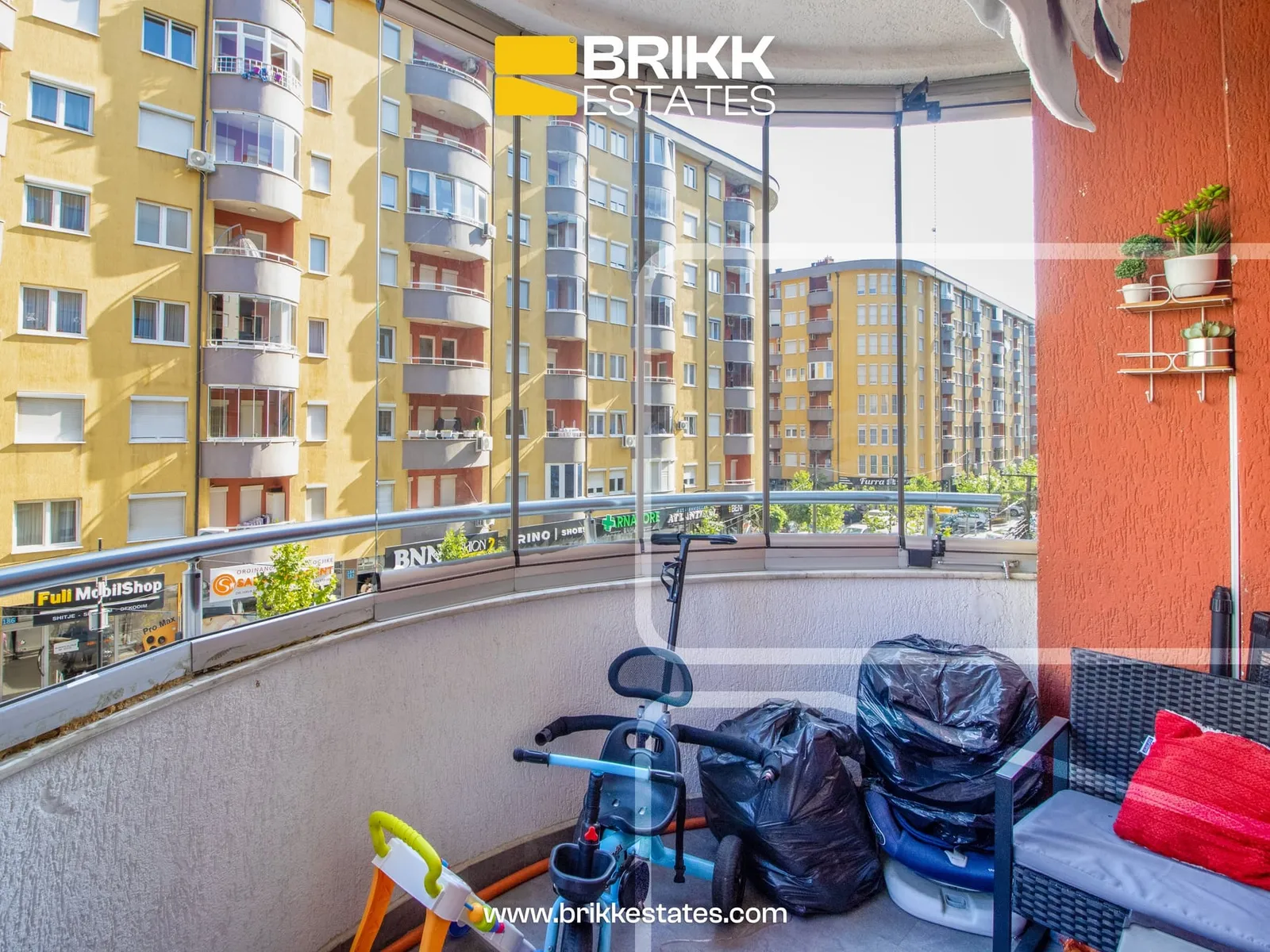Ballkoni, banesë në shitje në Fushë Kosovë, Ref B378 (8/10)