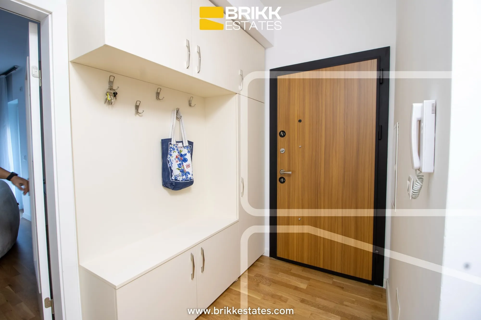 Hyrja, banesë në shitje në Bregun e Diellit, Prishtinë, Ref B377 (11/11)